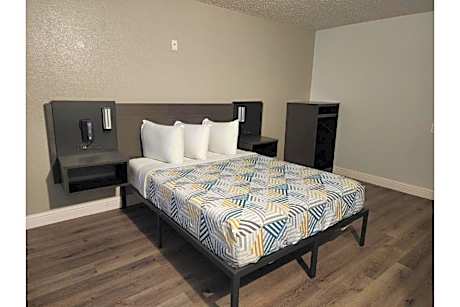 1 King Bed - Non-Smoking