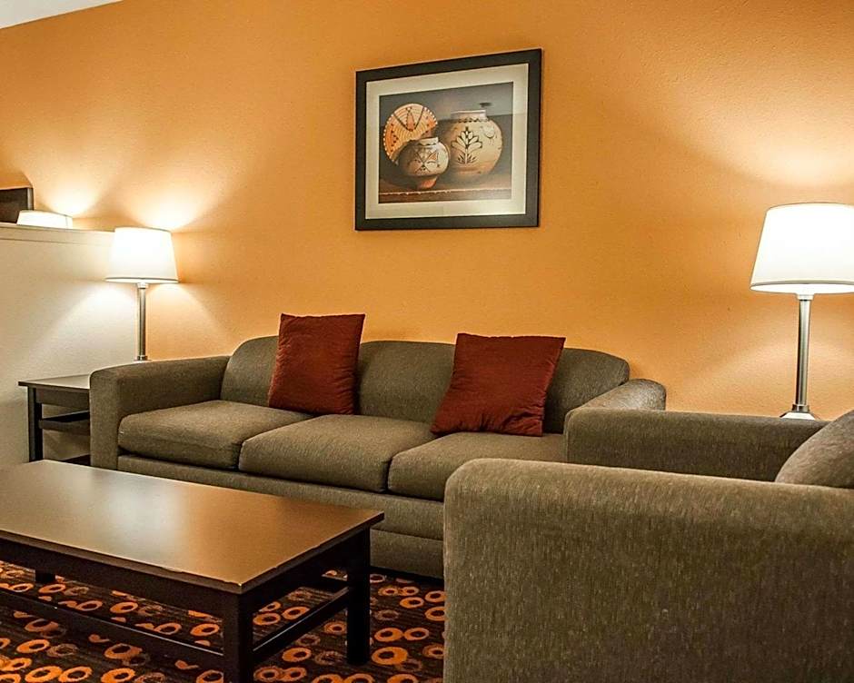 Econo Lodge Inn & Suites Santa Fe South