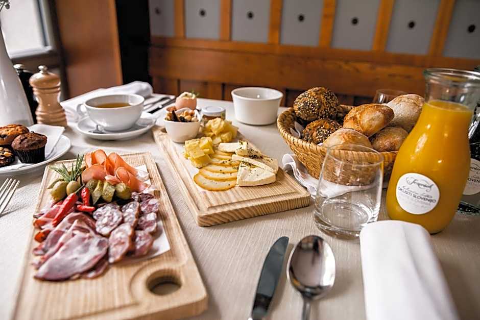 Hotel Dvor Jezersek Brnik