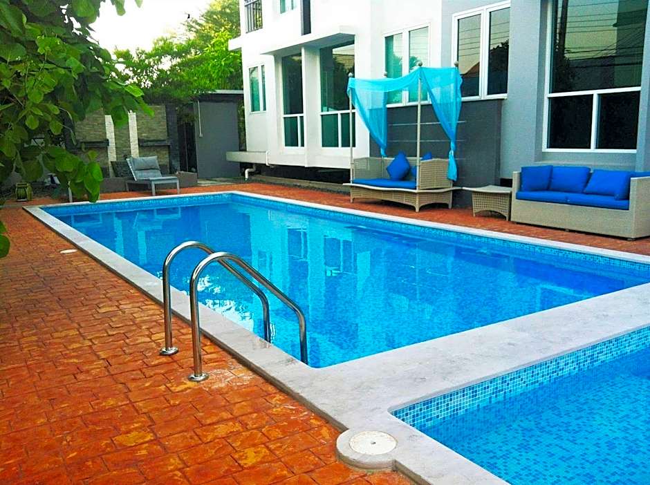 Crystal Suites Suvarnabhumi Airport