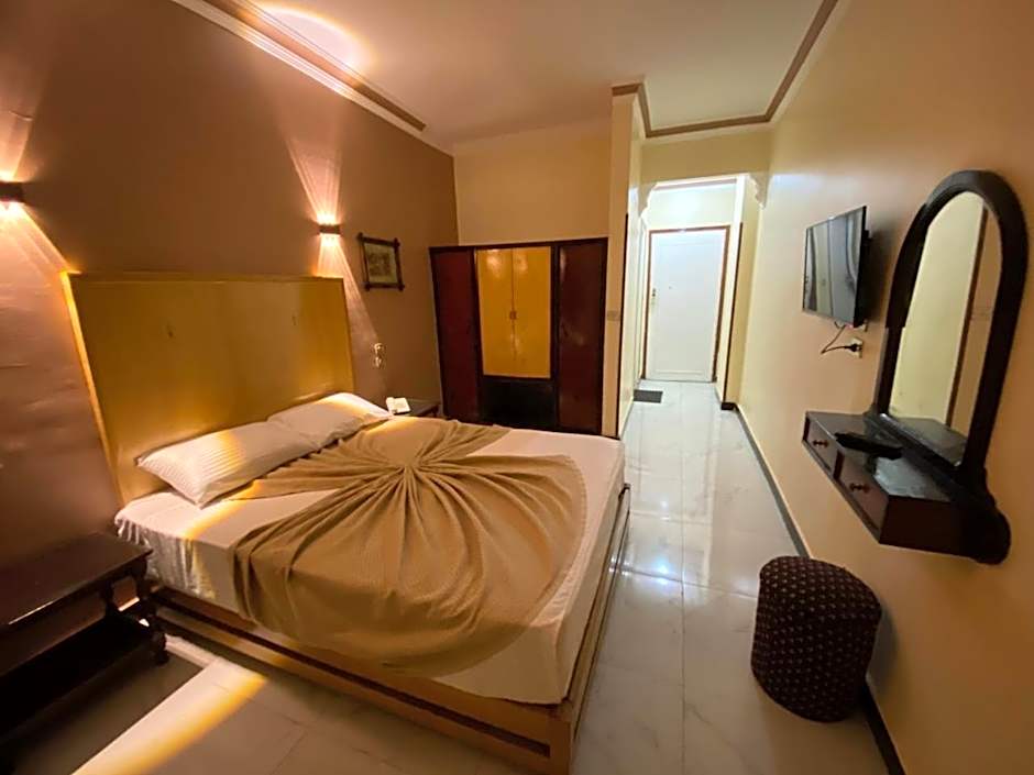 Shady Hotel Luxor
