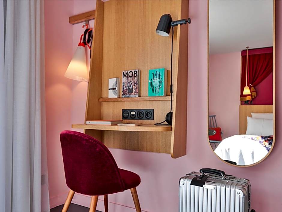 MOB HOTEL Paris Les Puces