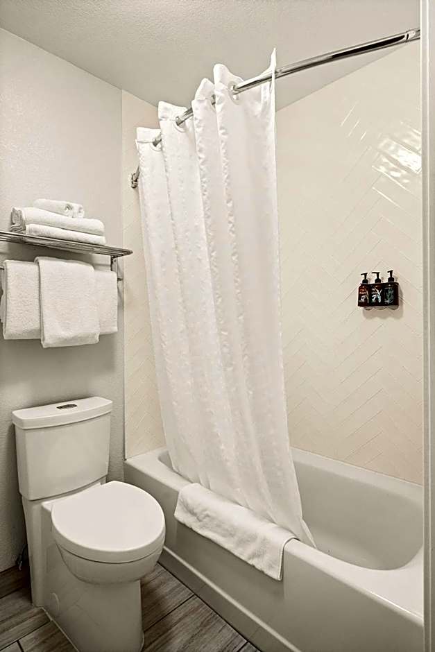 Oxford Suites Redding