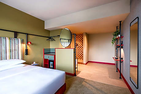 1 KING BED DELUXE