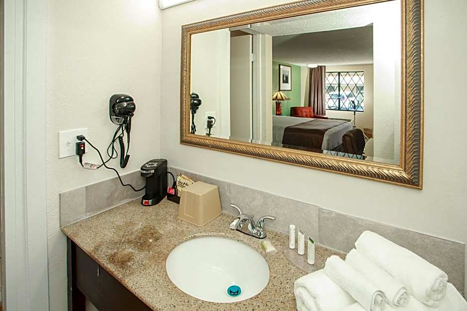 Travelodge by Wyndham Macon West