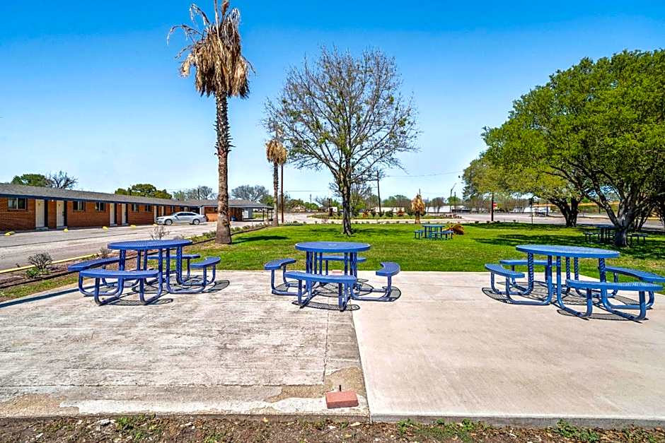 OYO Hotel Luling TX Downtown I-10/US-90