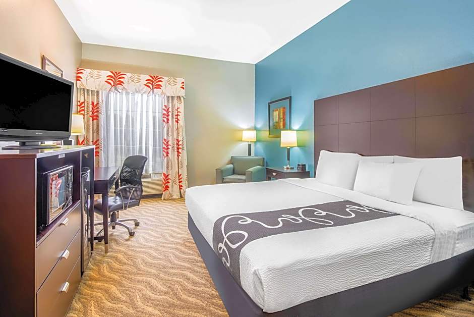 Photo 1 of 2 of 1 King Bed, Hearing/Mobility Accessible, Grab Bars, Bathtub