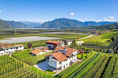 Apartment with Mountain View