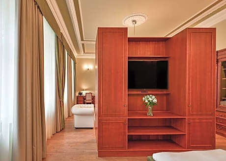 King Suite with Street View