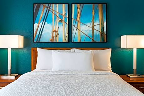 Queen Studio with Sofa Bed and Adapted Tub - Mobility and Hearing Accessible