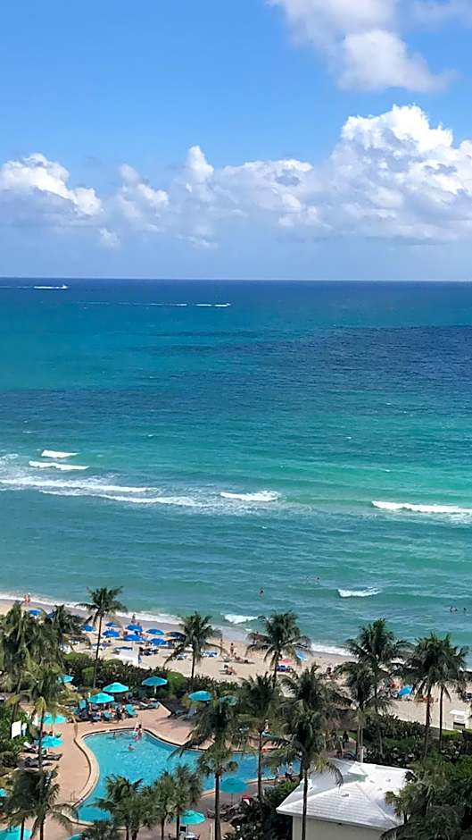 Beautiful penthouse condo with stunning views of both ocean and city