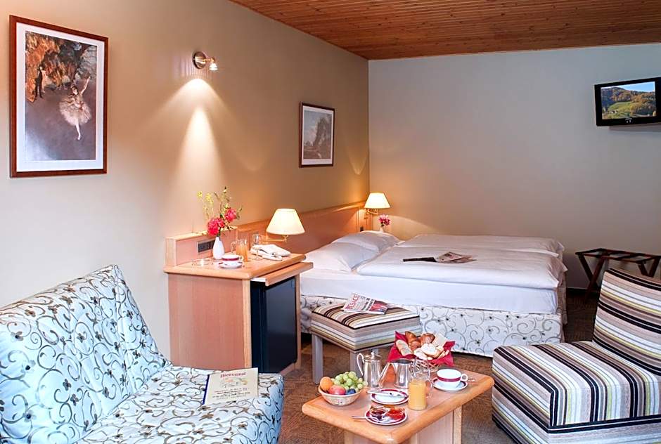 Logis Hostellerie Motel Au Bois Le Sire