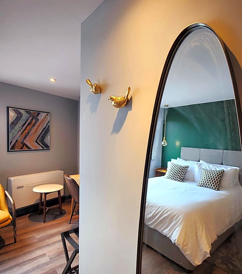 Pinnacle Suites Hotel