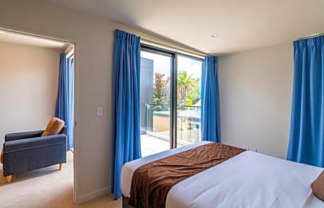 Deluxe Two-Bedroom Suite with Free Secured Parking