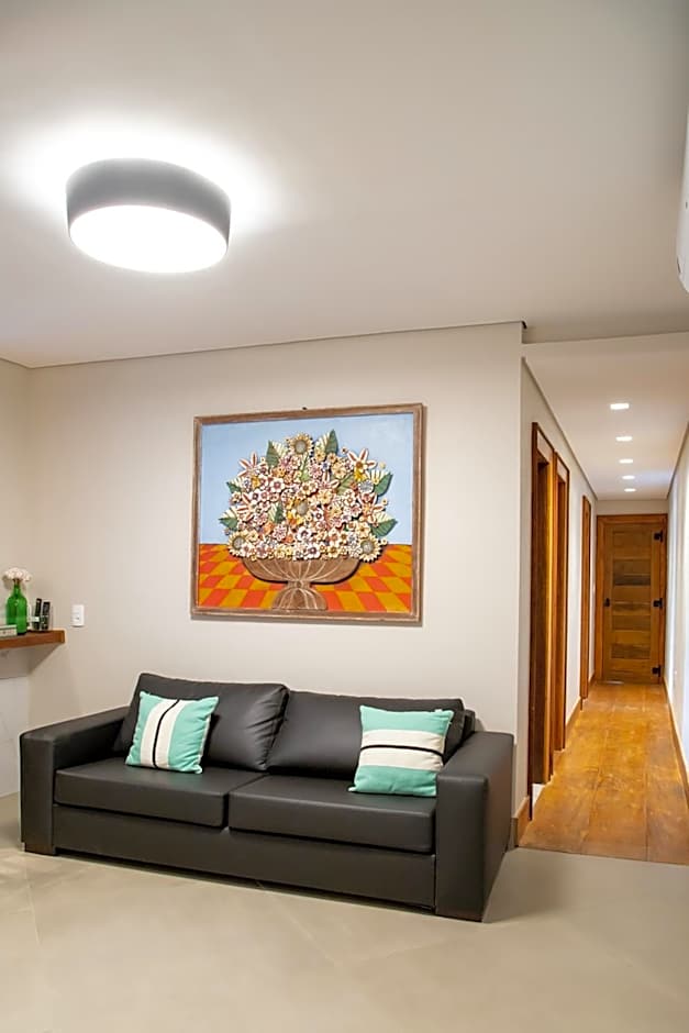 ESPAÇO 250 - Apto mobiliado, 3 quartos, sendo uma suíte, banheiro social, cozinha completa, sala de estar, ar condicionado, tv e internet