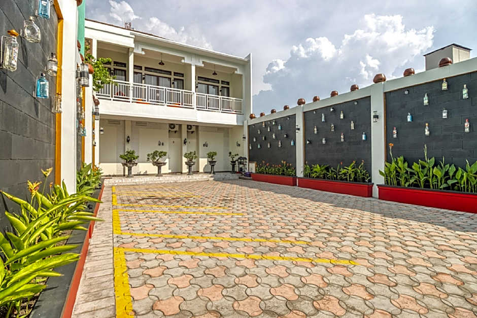 RedDoorz Plus near Gembira Loka Zoo 2