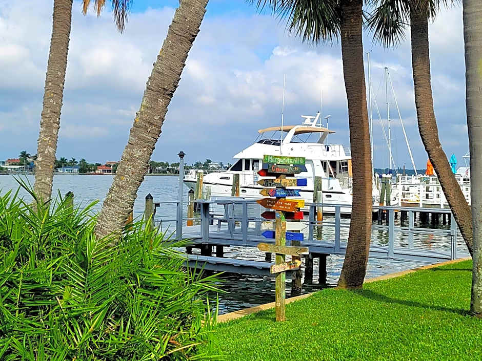 Searenity, Waterside studio in the heart of Treasure Island, walk to beach