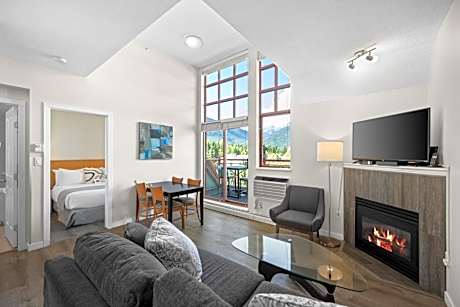 Alpenglow Lodge Junior Penthouse by MVA