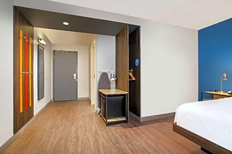1 King Hearing Accessible Room W/Ri Shower
