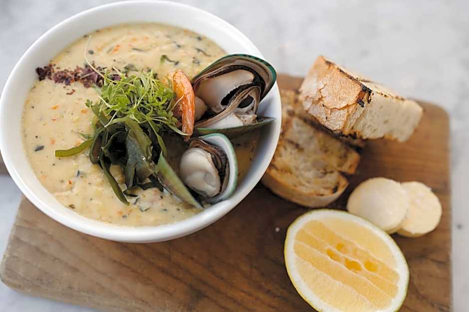 Eichardt's Private Hotel & Lakefront Apartments