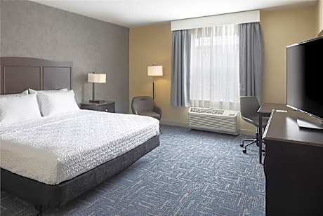 1 King Mobility/Hearing Acc Ri Shower Nosmok