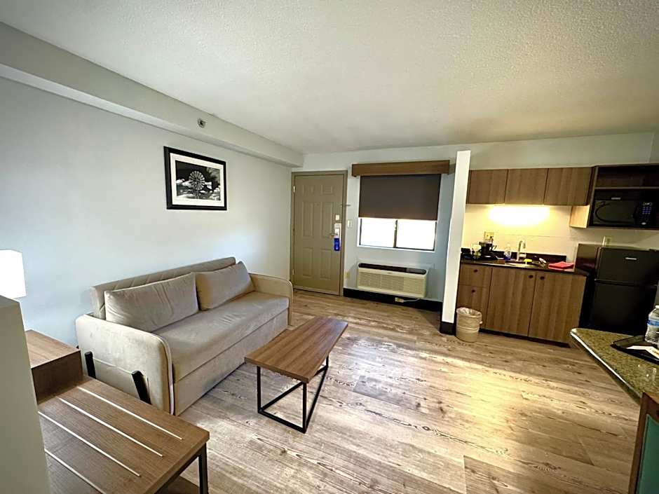 Super 8 by Wyndham Clovis