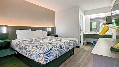 1 King Bed | ADA/Tub/Micfridge