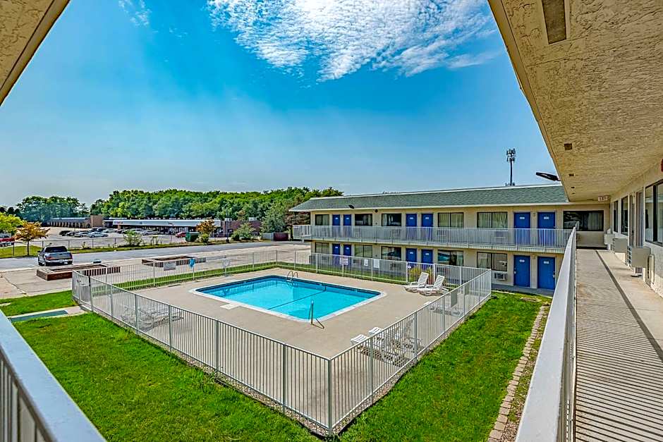 Photo 1 of 35 of Motel 6-Kansas City, MO - Airport