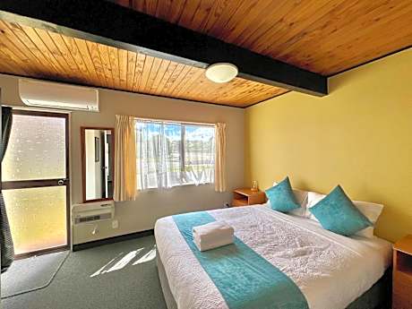 Two-Bedroom Apartment with Mountain View