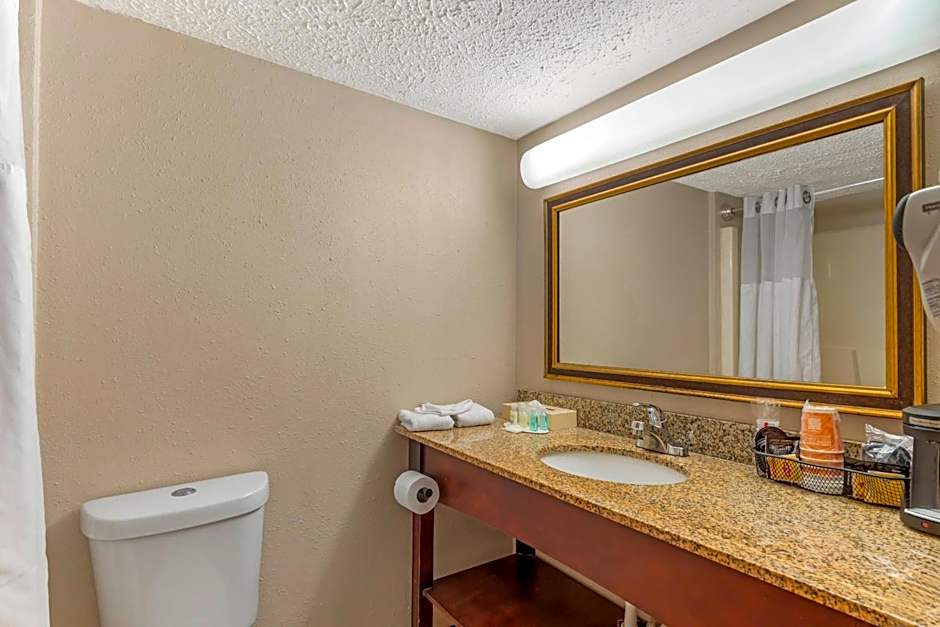 Clarion Hotel & Conference Center Lansing West