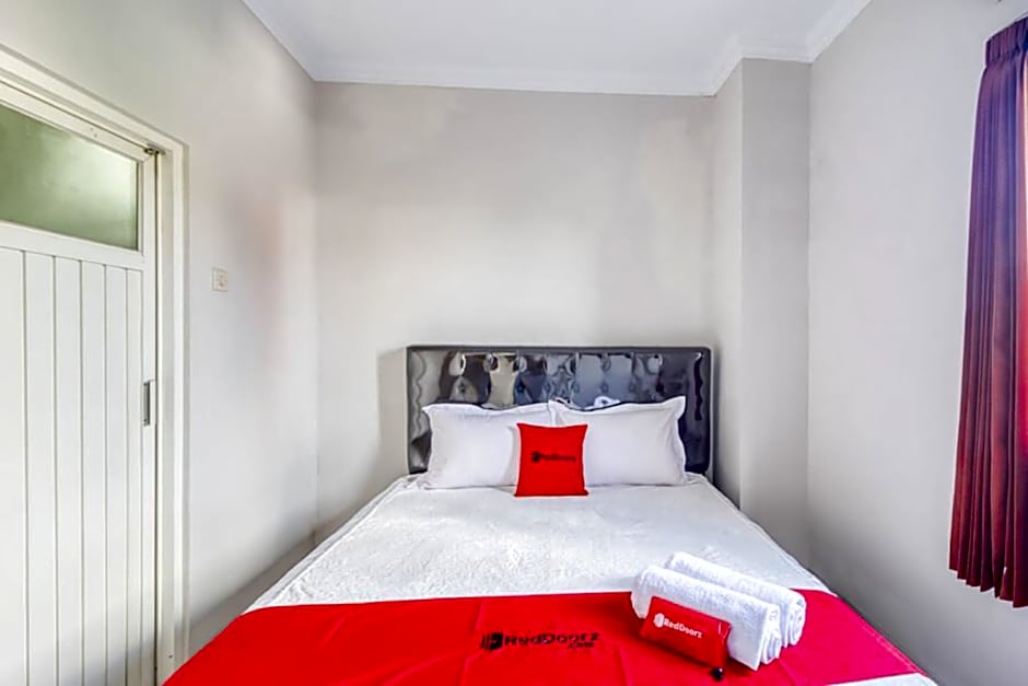 RedDoorz near Condongcatur Bus Station