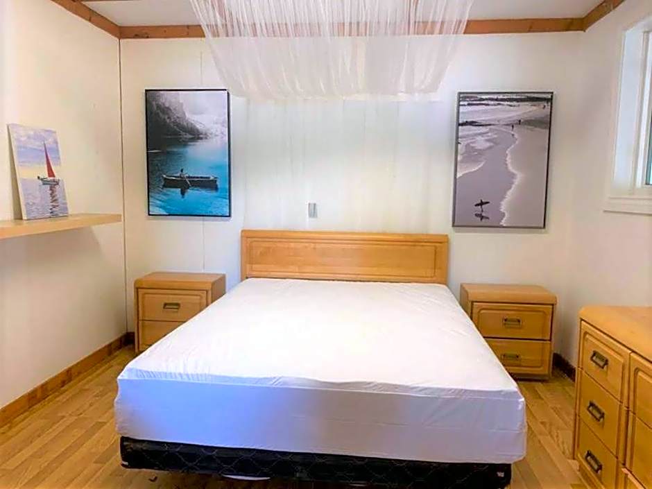 Lakehouse chalet on Sky Lake Ontario 5 bedrooms