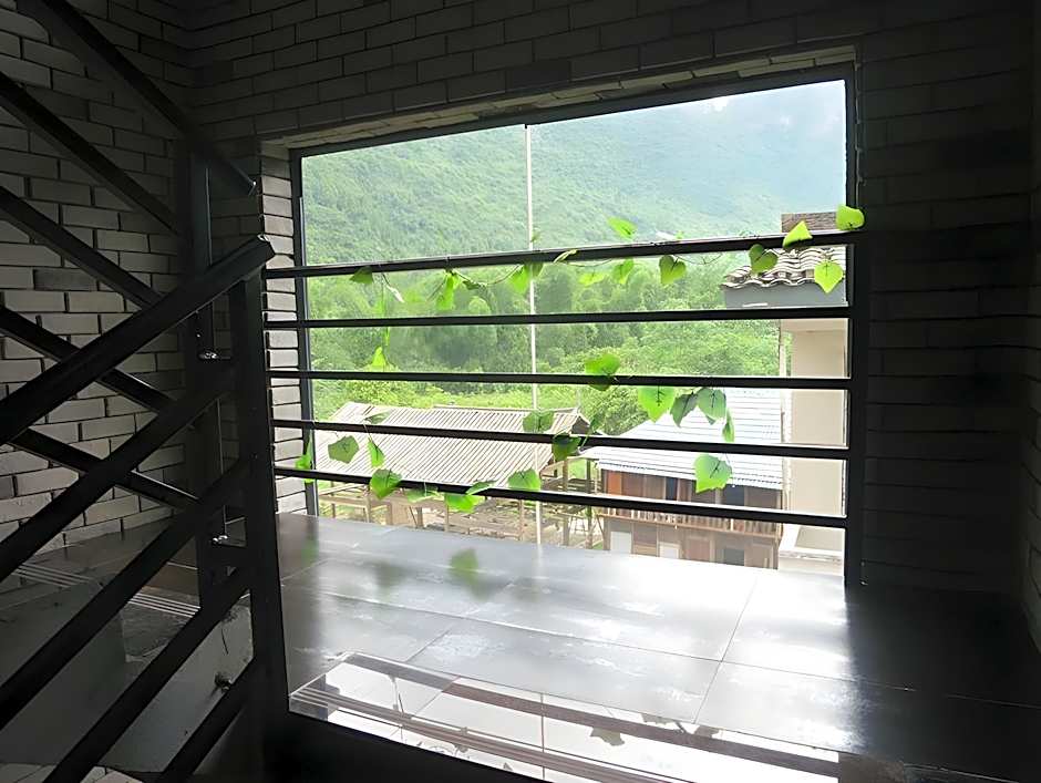 Yellow Cloth Reflection Inn