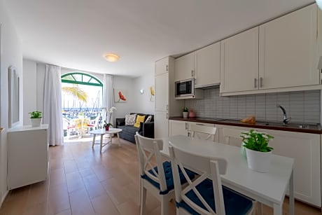 Apartment with french balcony (3paxes)