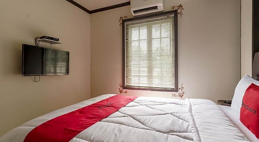 RedDoorz Plus @ Pondok Labu