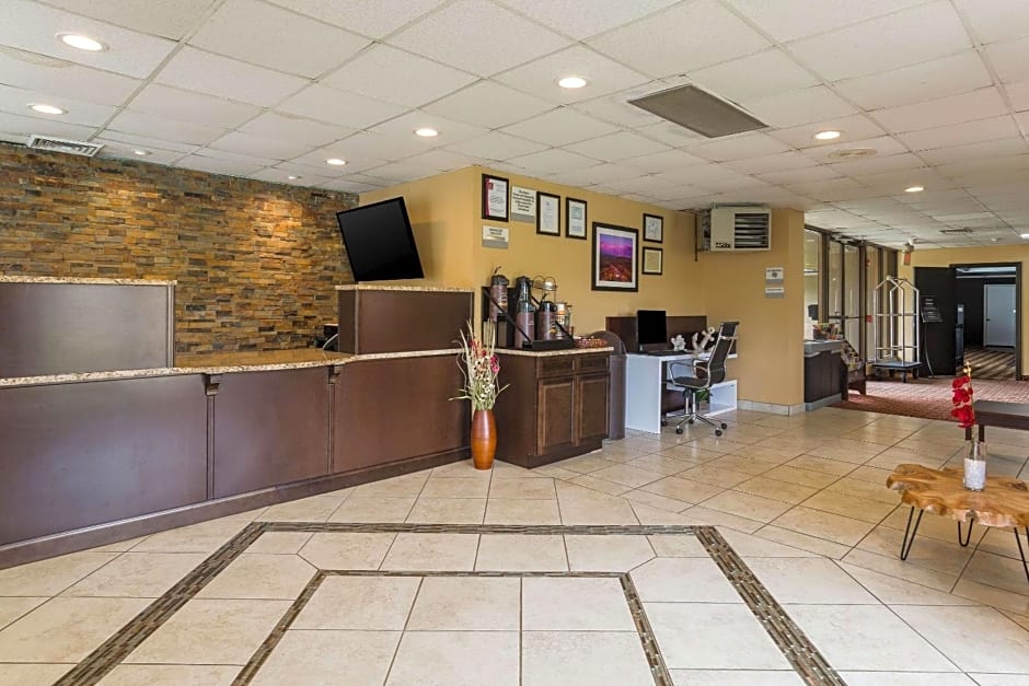 Clarion Inn & Suites Stroudsburg - Poconos