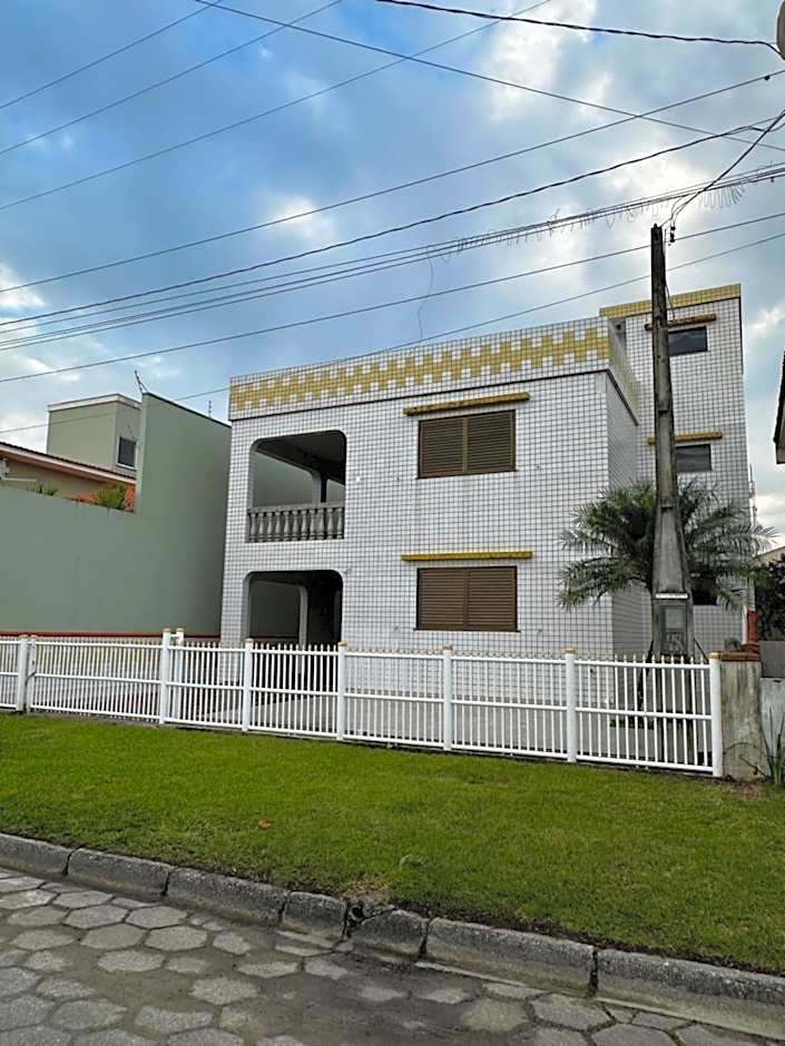 Casa de praia com boa ventilação garagem coberta para 3 carros 50m da praia