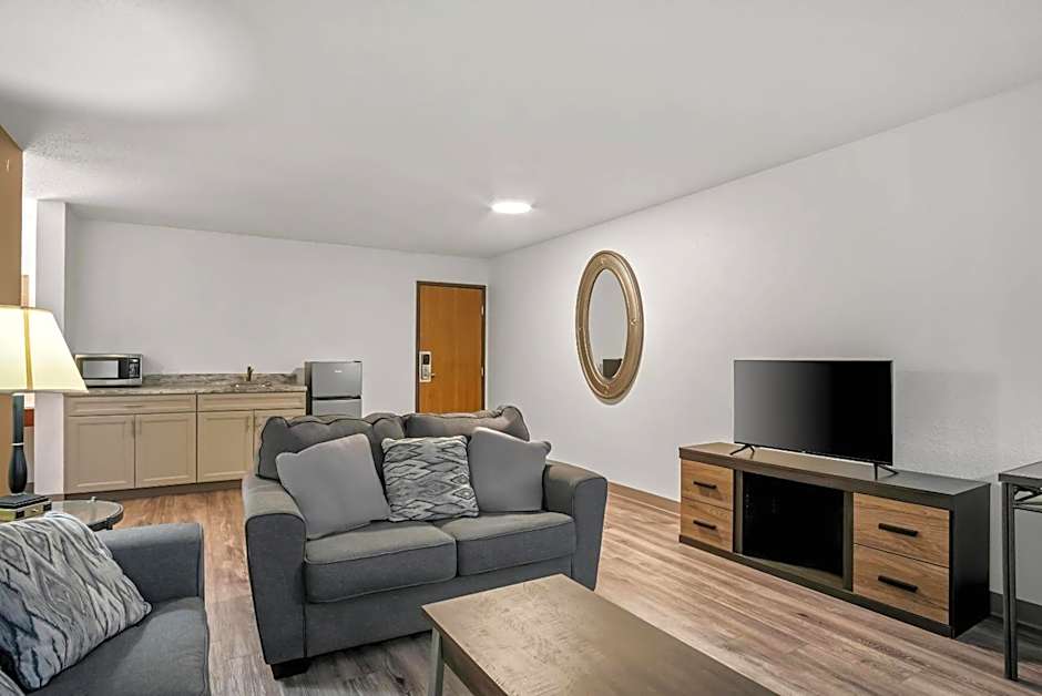 Econo Lodge Inn & Suites Auburn