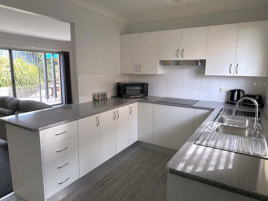 The Oaks Hotel Motel