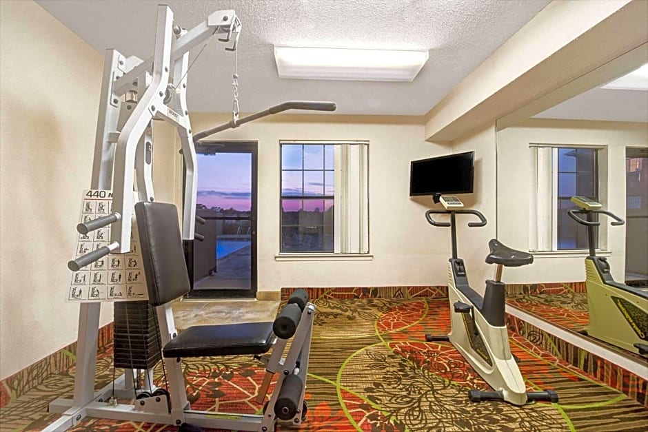Days Inn by Wyndham Dallas Plano
