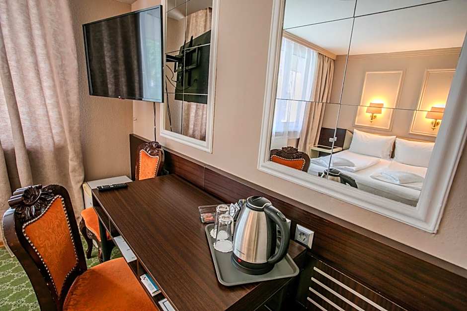 Hotel Attaché