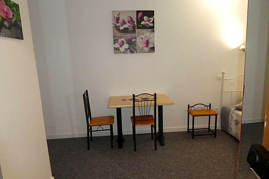 eTANIT ! Parking VélO, Etape Bicycle - 1mn a toute Connection Bus,Train et Aéroport - Calme Plein Centre de Beziers pour visiter,manger - Chambres Climatisées, Spacieuses Amenagees pour Singles, Couple, et ou Familles - Consigne et Petit Dej en plus