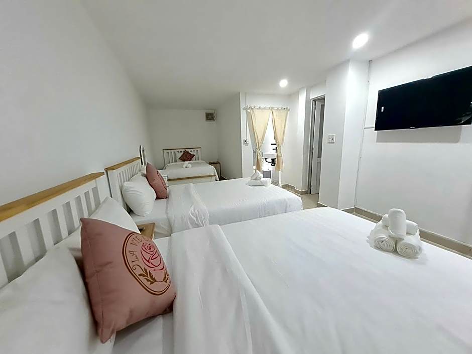 LA VIE EN ROSE HOTEL 2