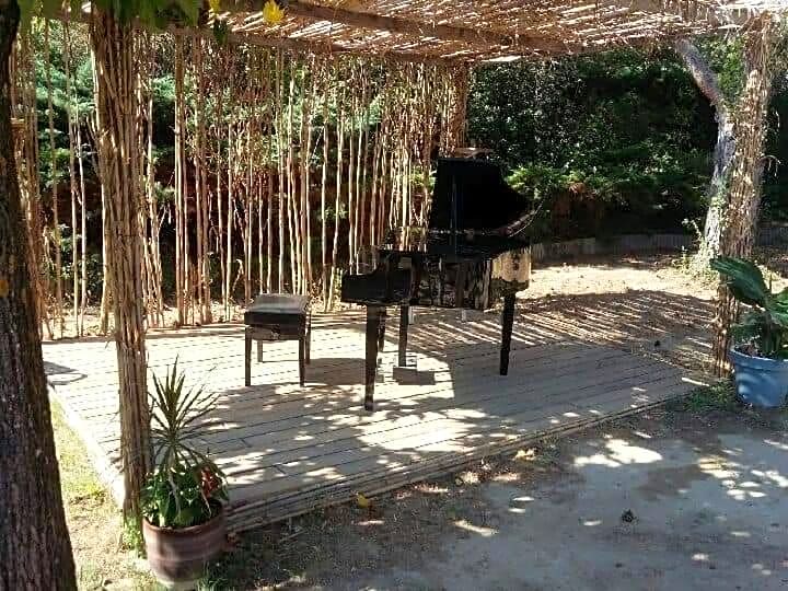 Chambres tomate, dans maison avec petit escalier et Stanna, à 6km du festival de piano de la roque d'anthéron