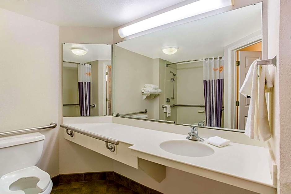 La Quinta Inn & Suites by Wyndham Raleigh Durham International Airport