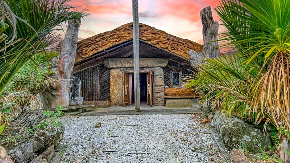 Beachcomber Lodge & Backpacker