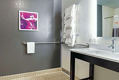 Queen Room - Disability Access