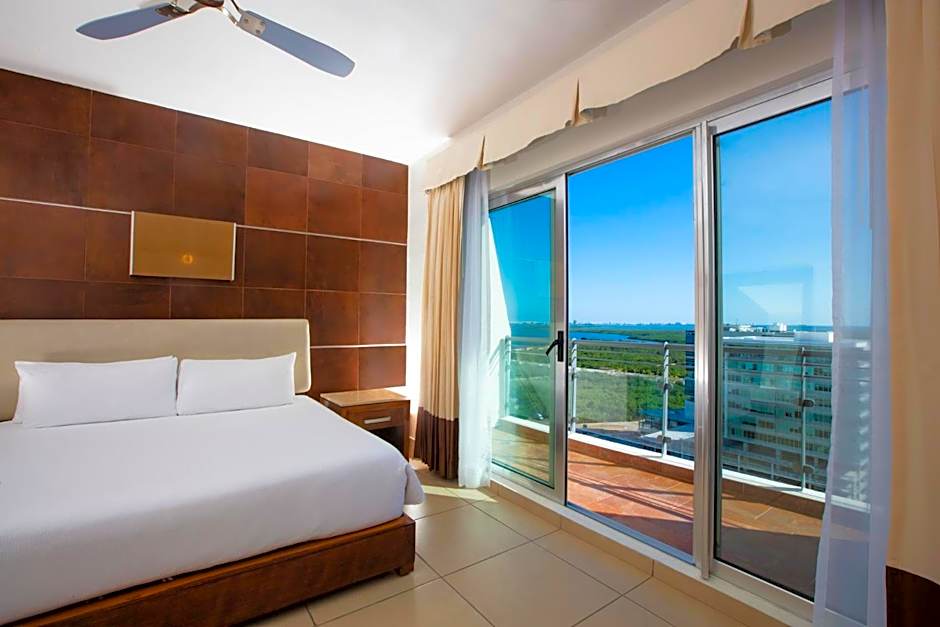 Krystal Urban Cancun-Malecon