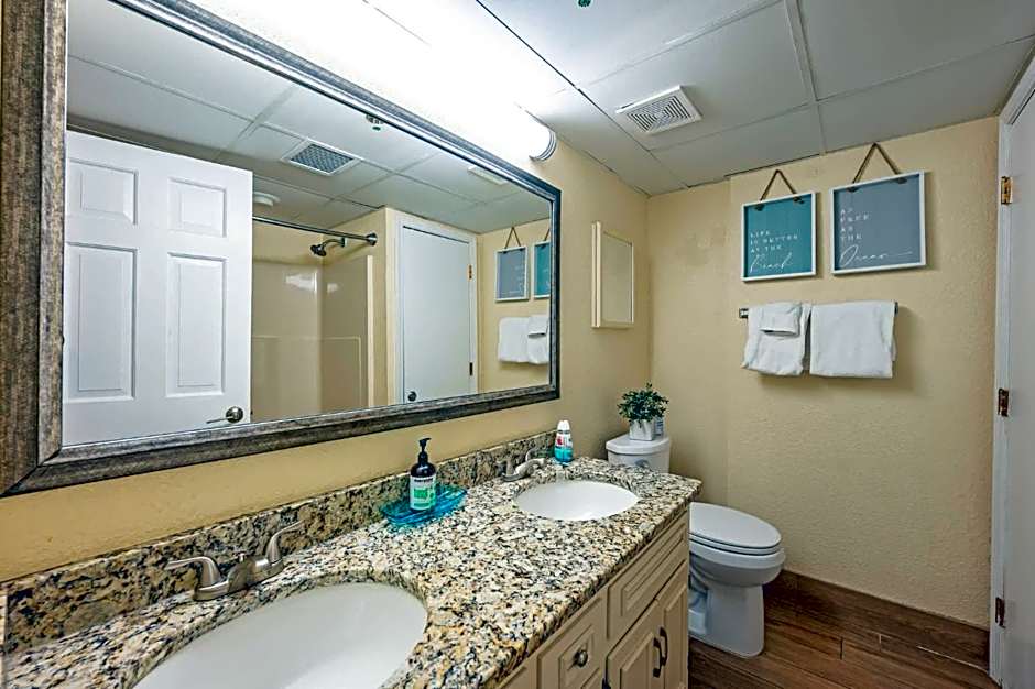 Oceanfront Views, Recently Renovated Kitchen,Pools
