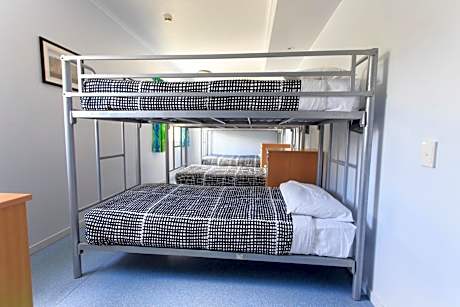 Bed in 6 Bed Mixed Dormitory with Ensuite